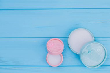 Yüzük ve küpeler için pembe ve mavi yuvarlak kutular.