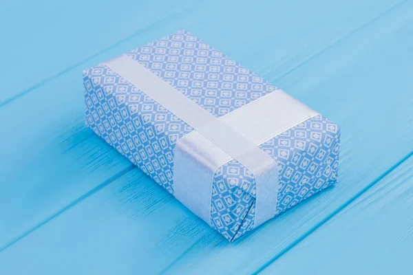 Blue patterned present gift box. — Stock Photo, Image