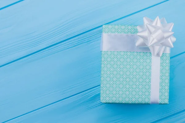 Caja de regalo con estampado verde . —  Fotos de Stock