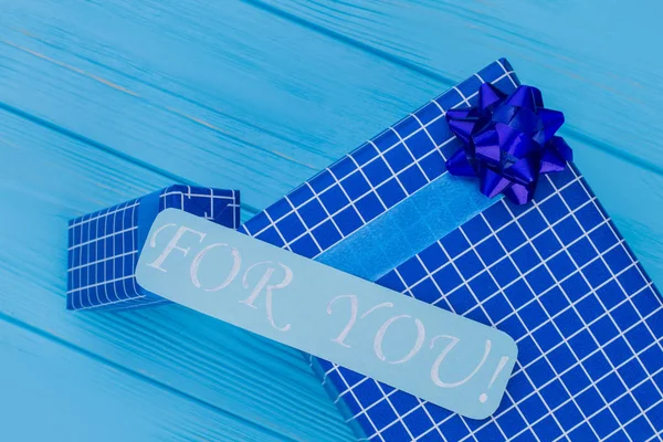 Kék ajándékdoboz és jegyezd meg.. — Stock Fotó
