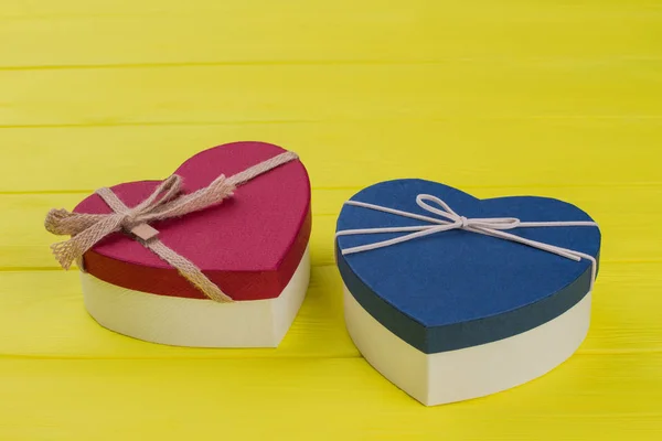Twee kleurrijke hartvormige geschenkdozen. — Stockfoto