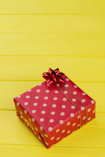 Κόκκινο διάστικτο κουτί δώρου με φιόγκο. — Φωτογραφία Αρχείου