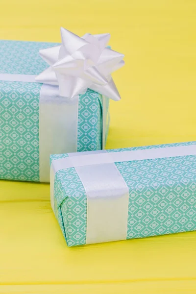 Cajas de regalo con nudos de arco sobre fondo amarillo . —  Fotos de Stock
