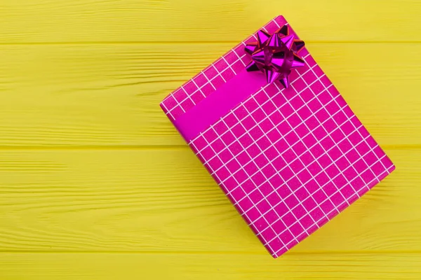 Caixa de presente em papel xadrez rosa . — Fotografia de Stock