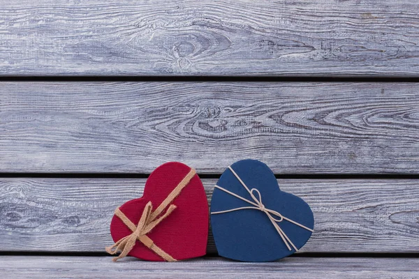 Rekreační přání s dárkovými krabicemi ve tvaru srdce. — Stock fotografie