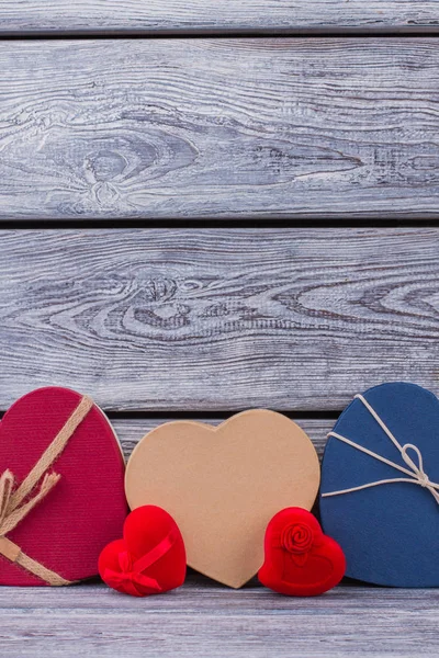 Valentijnsdag achtergrond met geschenkdozen. — Stockfoto