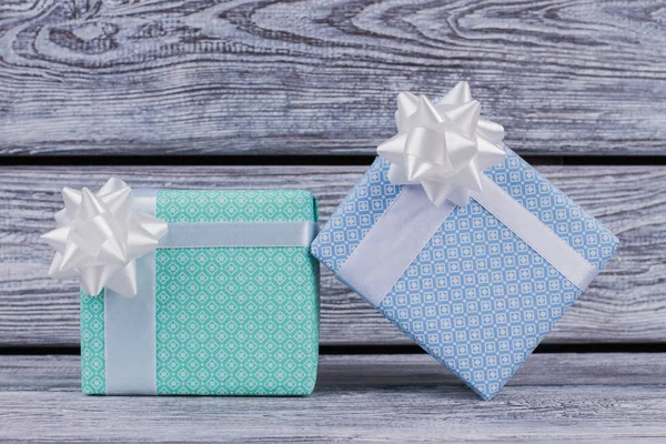 Cajas de regalo bellamente embaladas sobre fondo de madera . —  Fotos de Stock