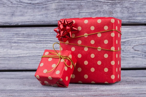 Rote moderne Geschenkboxen auf Holzgrund. — Stockfoto