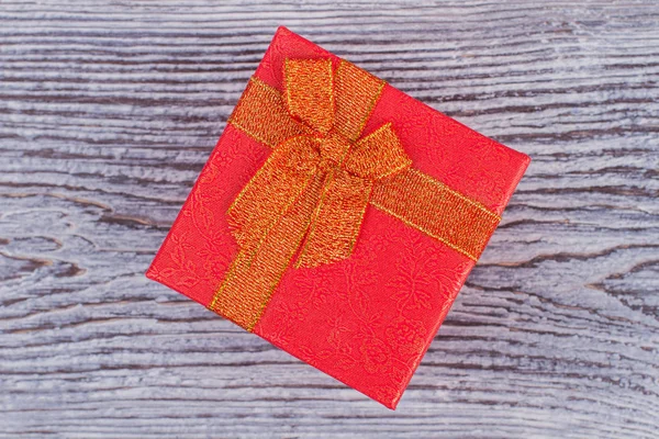 Scatola regalo rossa con fiocco dorato . — Foto Stock