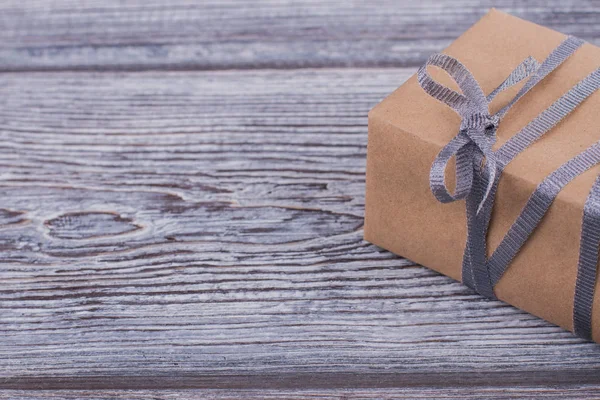 Caja de regalo marrón con cinta gris . —  Fotos de Stock