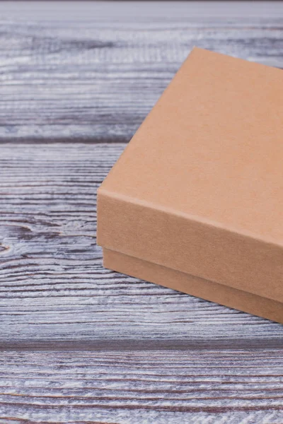 Χάρτινο κουτί σε γκρι ξύλινο φόντο. — Φωτογραφία Αρχείου