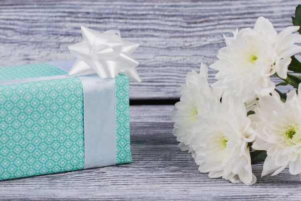 Caja de regalo y ramo de flores . —  Fotos de Stock
