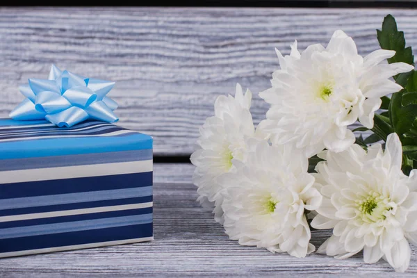 파란 선물 상자와 하얀 국화. — 스톡 사진