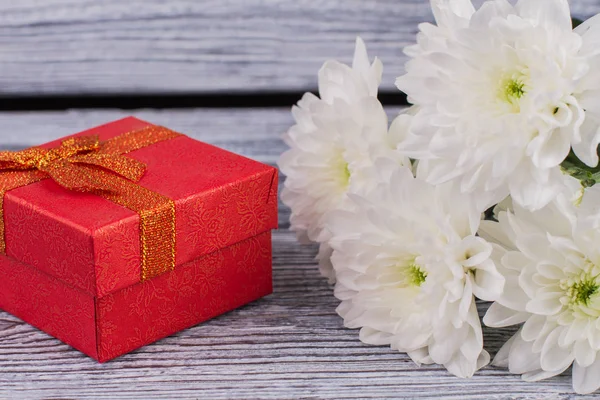 Crisantemos blancos y caja de regalo roja . —  Fotos de Stock