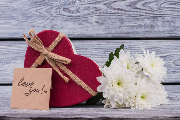 Подарочная коробка в форме сердца с цветами . — стоковое фото