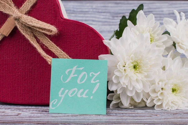 흰 꽃과 빨간 선물 상자. — 스톡 사진