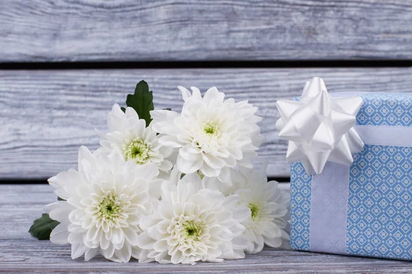 Flores florecientes y caja de regalo en madera rústica . —  Fotos de Stock