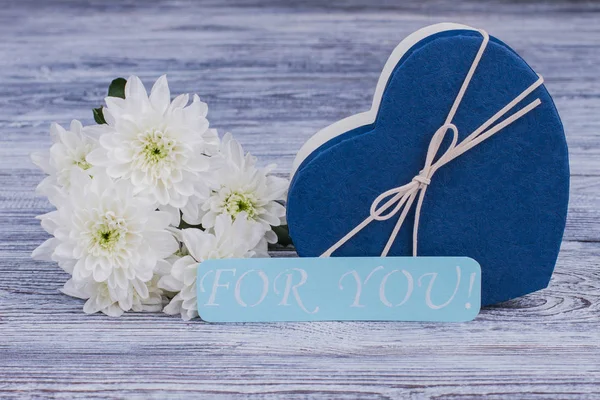 Синяя подарочная коробка и белые хризантемы . — стоковое фото