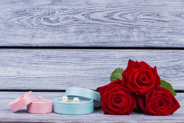 Коробки с драгоценностями и красными розами . — стоковое фото