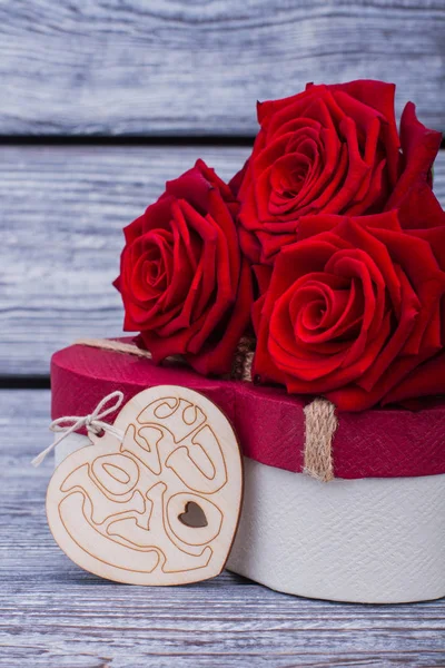 День святого Валентина фон с подарочной коробкой и розами . — стоковое фото