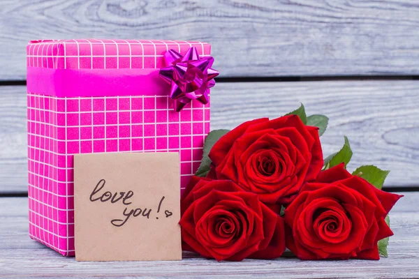 Regalo, rosas y te amo tarjeta . —  Fotos de Stock