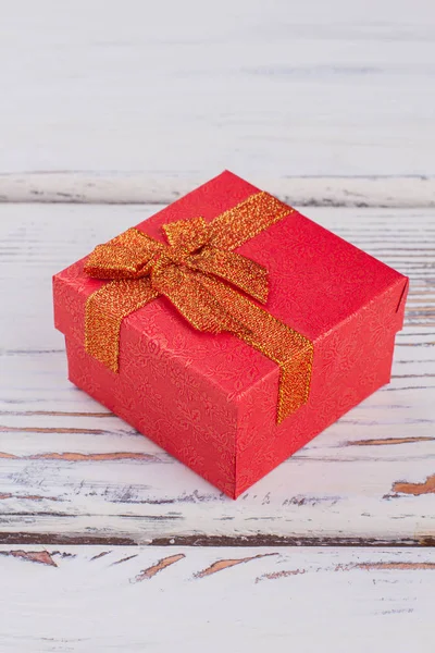 Kleine rode geschenkdoos op houten ondergrond. — Stockfoto