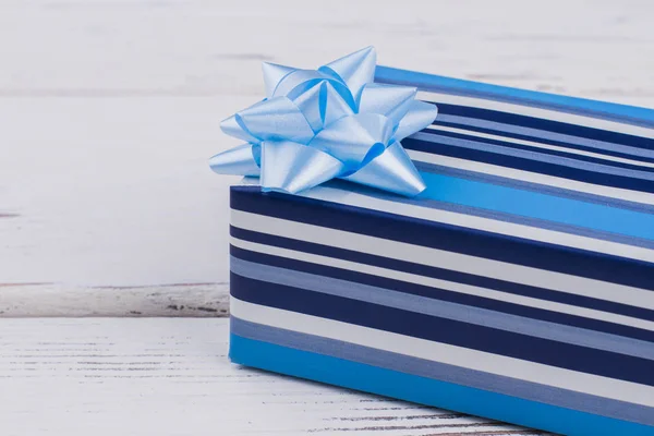 Caja de regalo azul sobre fondo blanco. —  Fotos de Stock