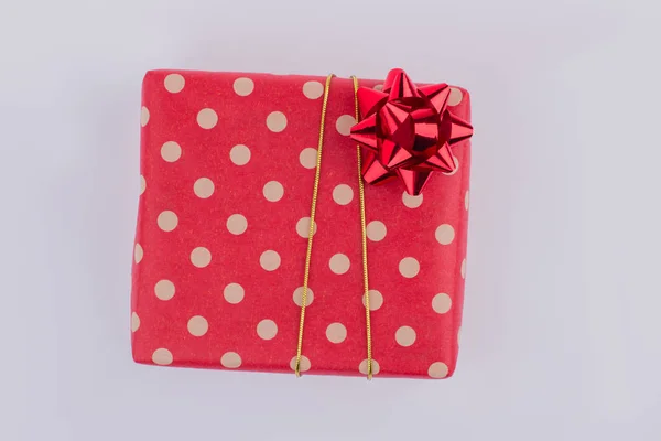 Vörös ünnepi ajándék doboz elszigetelt. — Stock Fotó