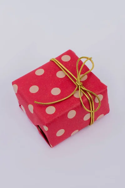 Piros ajándék doboz arany szalaggal. — Stock Fotó