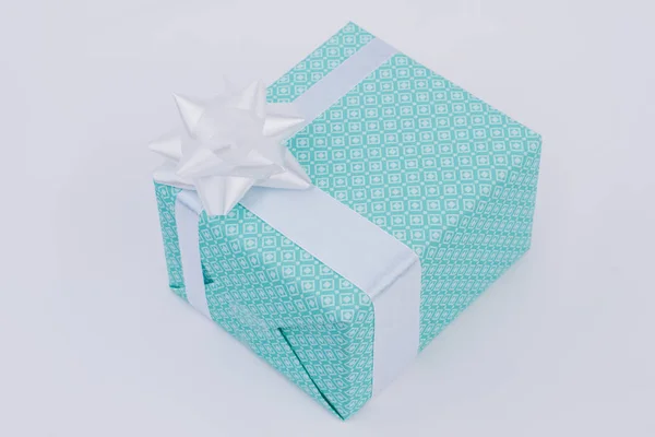 Caixa de presente turquesa com laço branco . — Fotografia de Stock