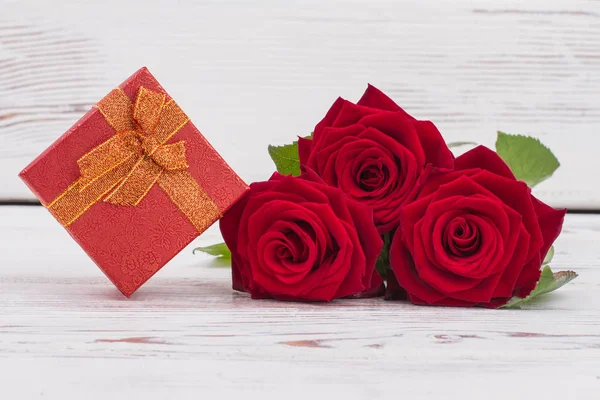 Κόκκινα τριαντάφυλλα και κοσμήματα κουτί δώρου. — Φωτογραφία Αρχείου