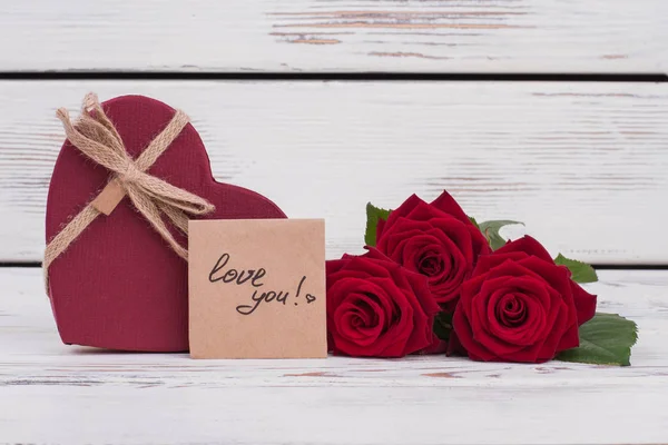 Rosor, gåva och kärlek meddelande. — Stockfoto