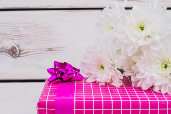 분홍색 선물 상자와 흰색 꽃을 클로즈업하 세요.. — 스톡 사진