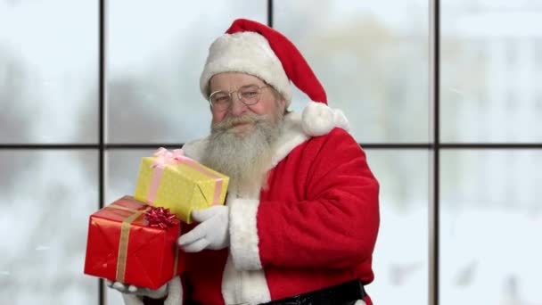 Viejo Papá Noel con el pulgar hacia arriba símbolo . — Vídeos de Stock