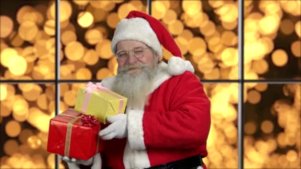 Старомодный Санта-Клаус с подарками . — стоковое видео