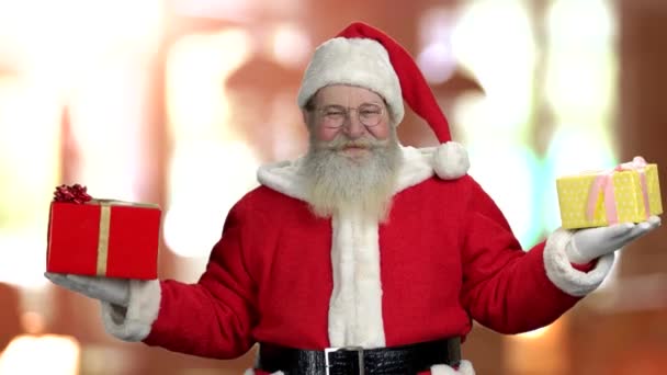 Santa Claus sosteniendo cajas de regalo de Navidad en las manos . — Vídeos de Stock