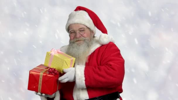 Pai Natal com caixas de presente e polegar para cima . — Vídeo de Stock