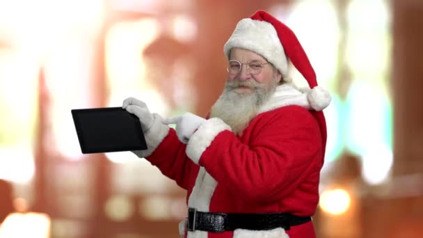 Santa hält digitales Tablet mit leerem Bildschirm. — Stockvideo