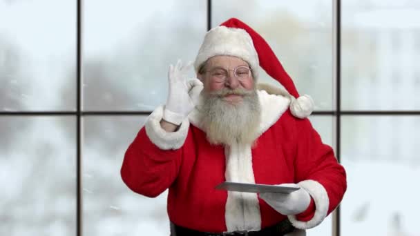 Χαμογελώντας Άγιος Βασίλης κρατώντας δισκίο PC. — Αρχείο Βίντεο