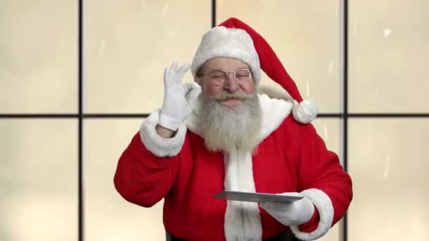 Santa Claus představuje digitální tablet. — Stock video