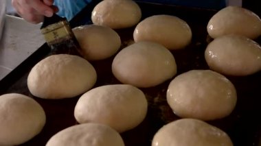 Fırçalanmamış çörekleri fırçayla sürerken elinizi kapatın..