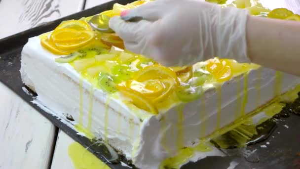 女パン職人が食欲をそそるデザートを作る. — ストック動画