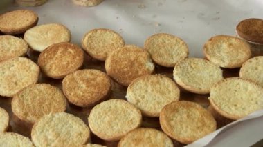 Fırında taze pişmiş kurabiyeler..