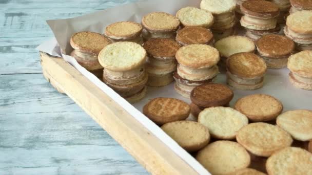 Mans mão colocando biscoitos na mesa . — Vídeo de Stock