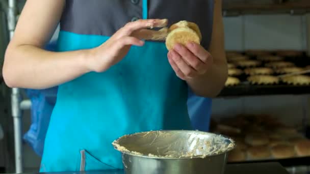 Kvinnlig bagare gör kakor på caféet. — Stockvideo