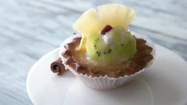 Tartaleta con gelatina y frutas . — Vídeo de stock