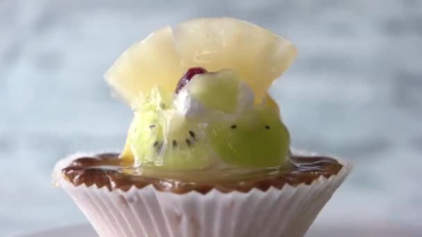 Aptitlig tartlet dekorerad med frukt. — Stockvideo