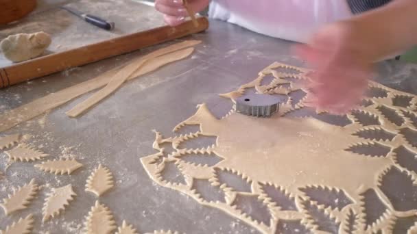 Arbetare skära degbitar med cookie cutter. — Stockvideo