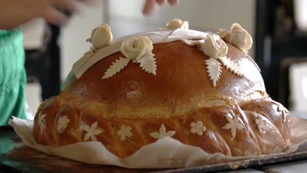 Pão de casamento decorado na bandeja de perto . — Vídeo de Stock