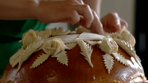 Voorbereiding van het ronde brood voor de bruiloft. — Stockvideo